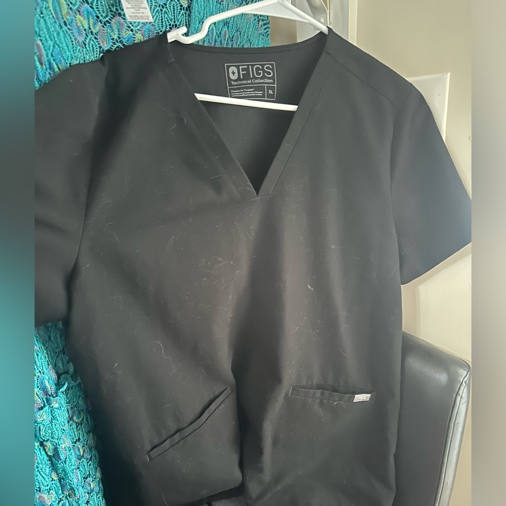 Figs Gray V-Neck Short Sleeve Top and Bottoms - Scrubs set